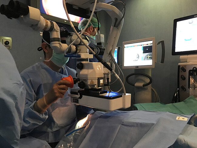 El Dr. Humberto Carreras ha implantado la primera lente trifocal tórica