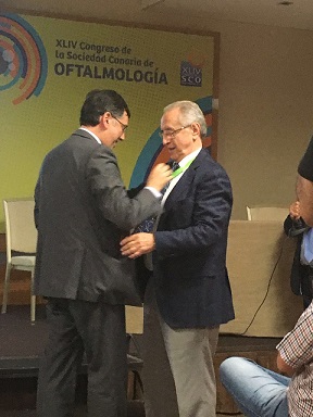 El Dr. Julio Méndez recibe la Medalla de Oro de la Sociedad Canaria de Oftalmología